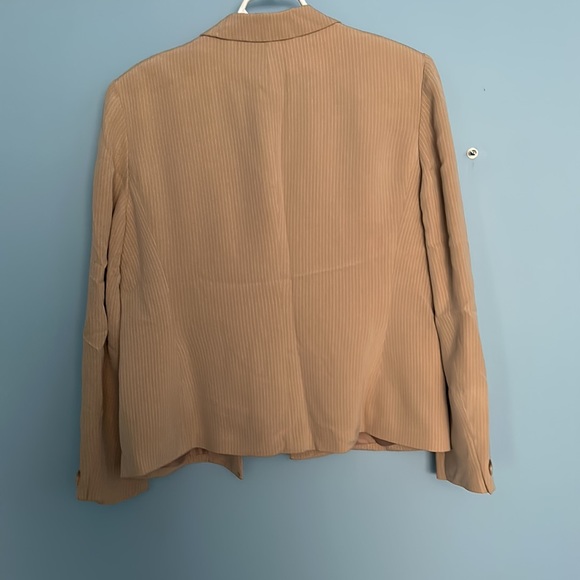 Tan Jones New York blazer with faux pockets and button closure Size: 14 - Picture 4 of 9